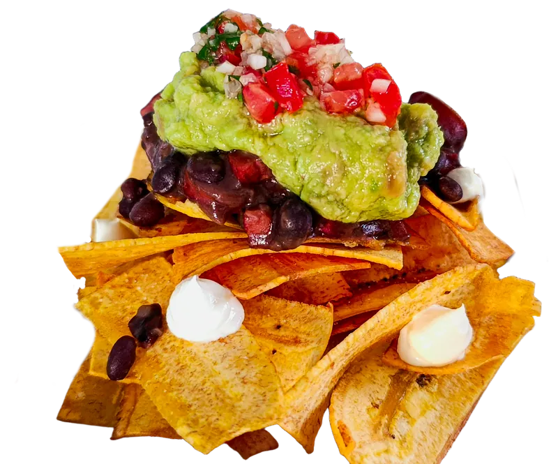 Chips de banana verde com feijão preto, guacamole, queijo creme e pico de gallo.